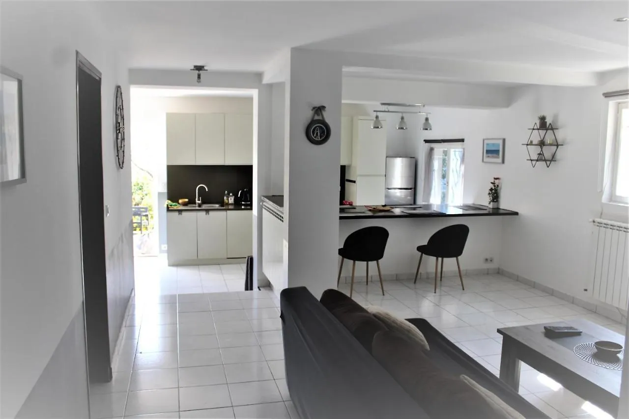 Rez de villa avec beau jardin et belle vue Saint-Laurent-du-Var Hébergement de vacances