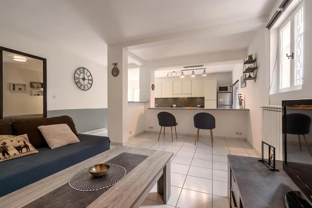Rez de villa avec beau jardin et belle vue Saint-Laurent-du-Var Hébergement de vacances